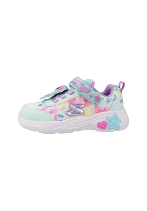 Zapatilla infantil con colores pastel tipo tie-dye, forro morado, detalles brillantes, correas decoradas y detalles de estrellas y corazones en la suela.
