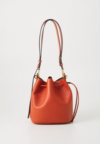 Borsa a secchiello in pelle arancione con superficie testurizzata, doppi manici regolabili e un'accoppiatura in metallo dorato all'apertura.