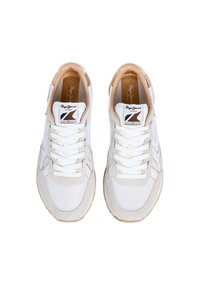 Witte sneakers met een mesh bovenkant, suède accenten en een gestructureerde rubberen zool. De veters zijn wit, met een beige interieur en logo detail.