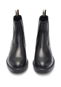 Paire de bottines Chelsea en cuir noir avec bouts arrondis, panneaux latéraux élastiques et languettes à rayures tricolores à l’arrière.