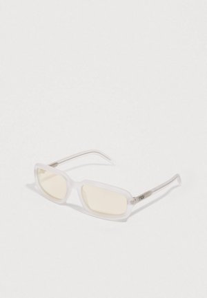 Prozirne sunčane naočale s rektangularnim lećama, svijetlo žutih tonova i metalnim detaljima na sljepoočnicama. Glatka tekstura i moderni dizajn.