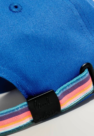 Casquette en tissu bleu avec une sangle réglable multicolore à rayures et une boucle noire ornée du logo embossé "Paul Smith".