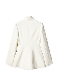 Balta priderinta švarkas su ilgomis rankovėmis, struktūrinėmis siūlėmis ir stovinčia apykakle, rodoma iš nugaros ant balto fono.