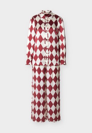 Σετ πουκάμισο με κουμπιά και μακριά μανίκια και παντελόνι με φαρδιά μπατζάκια, με κόκκινο και λευκό μοτίβο διαμαντιών και λεπτομέρειες βολάν στο μπροστινό μέρος και στις μανσέτες.