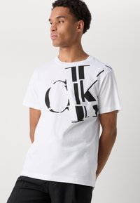 Calvin Klein Jeans REGULAR FIT SCATTERED LOGO - Apdrukāts T-krekls - white