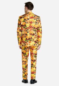 Traje colorido con un estampado temático de comida que incluye imágenes de hamburguesas, papas fritas y pizza. Confeccionado en una tela suave, con un ajuste entallado.