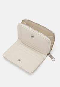 Calvin Klein Jeans SCULPTED ZIP AROUND DEBOSS - Portafoglio - birch
