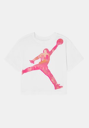 Witte katoen crop t-shirt met een roze silhouet van een basketballer, met tekstpatronen in bleke tinten geïntegreerd in het ontwerp.