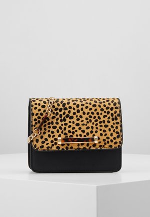 Sac à main à imprimé léopard avec un rabat texturé orné d'accents dorés, base en cuir noir, et une bandoulière en chaîne dorée. Comprend un détail rectangulaire en écaille de tortue.