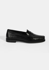 Zwarte leren loafers met een gladde afwerking, voorzien van een gestikte neus en een laag profiel rubberen zool. Accentueert met een decoratieve band over de bovenkant.