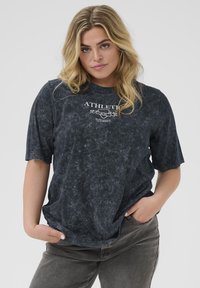 Dunkelgraues T-Shirt mit Marmorstruktur und kurzen Ärmeln, mit dem Aufdruck "ATHLETIC" und einem grafischen Design in Weiß auf der Vorderseite.