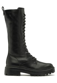 Czarne skórzane buty za kolano z zaokrąglonym noskiem, sznurowanym przodem i grubą gumową podeszwą. Charakteryzują się fakturowanym wykończeniem i wzmocnionymi szwami.