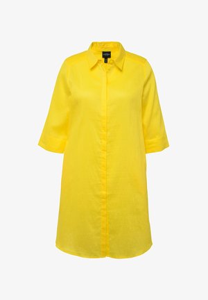 Geel linnen jurk met een kraag, knoopsluiting aan de voorkant en driekwart mouwen. Heeft een relaxte fit en een zachte textuur.