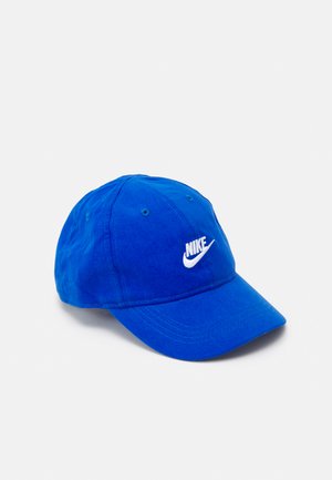 Zila kokvilnas cepure ar izliekto vizieri, uz kuras priekšpuses ir izšūta balta Nike logo. Cepurei ir ventilācijas caurumi un mīksta tekstūra.