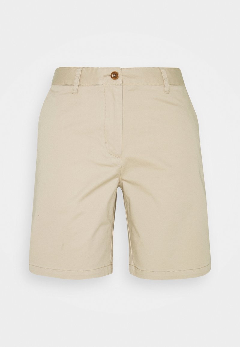 Shorts beige mi-longueur jusqu'aux genoux avec fermeture par bouton, passants pour ceinture et design avant épuré sur fond blanc.