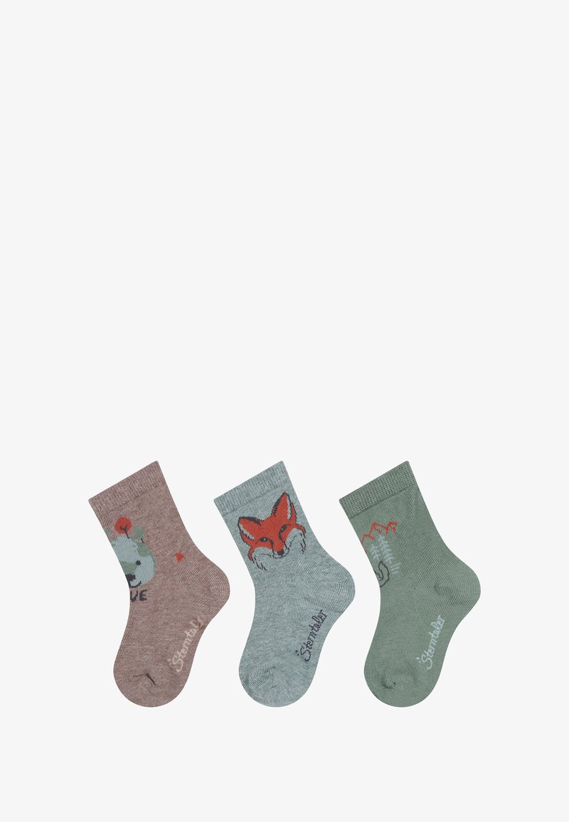 Drei Paare Kindersocken: braun mit einem Panda-Design, grün mit einem Fuchs und hellgrün mit einem verspielten Muster. Jedes Paar hat gerippte Bündchen.