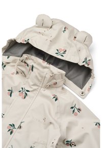 Beige waterdichte jas met een bloemmotief van roze bloemen en groene bladeren, met een capuchon met berenoren en een voorste drukknoopsluiting.