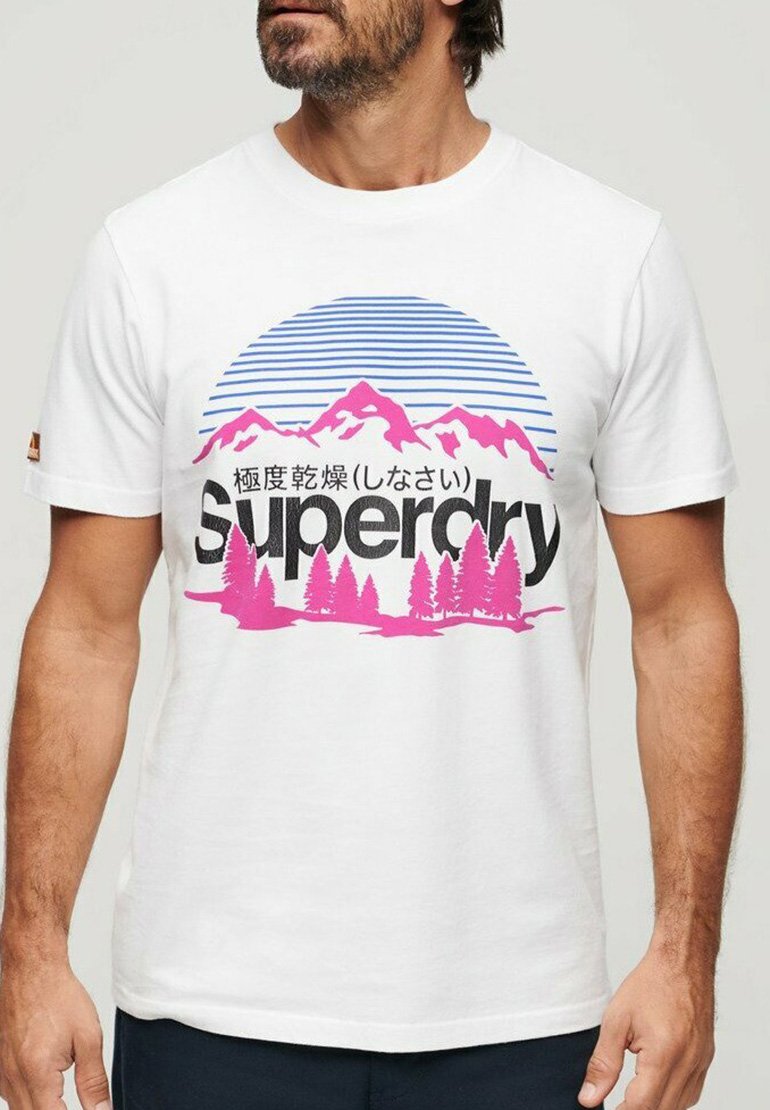 Camiseta blanca con un gráfico de montañas rosas, árboles y rayas azules, etiquetada "Superdry" en fuente negra en negrita.