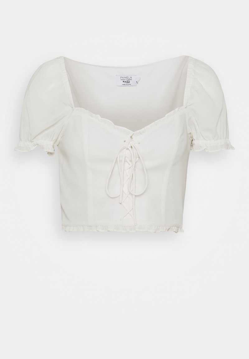 Blouse courte blanche avec manches courtes bouffantes, encolure carrée, devant lacé et ourlet et bords de manches volantés.