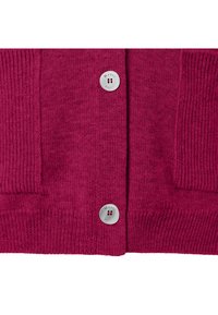 Cárdigan de punto en fucsia con textura acanalada, que presenta dos bolsillos delanteros y botones plateados, mostrando el nombre de la marca en el botón izquierdo.