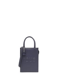 Borsa rettangolare di colore blu scuro con superficie testurizzata, nome del marchio impresso, manici corti e charm rimovibile a forma di orsetto.