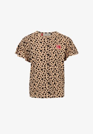 Tan korte mouw shirt met zwarte hartvormige vlekken overal en een klein rood-roze patch op de bovenste linkerborst.