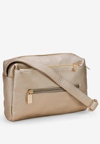 Bolso cruzado metálico dorado con dos bolsillos frontales con cremallera, textura suave, correa ajustable y detalles de hardware en tono dorado.