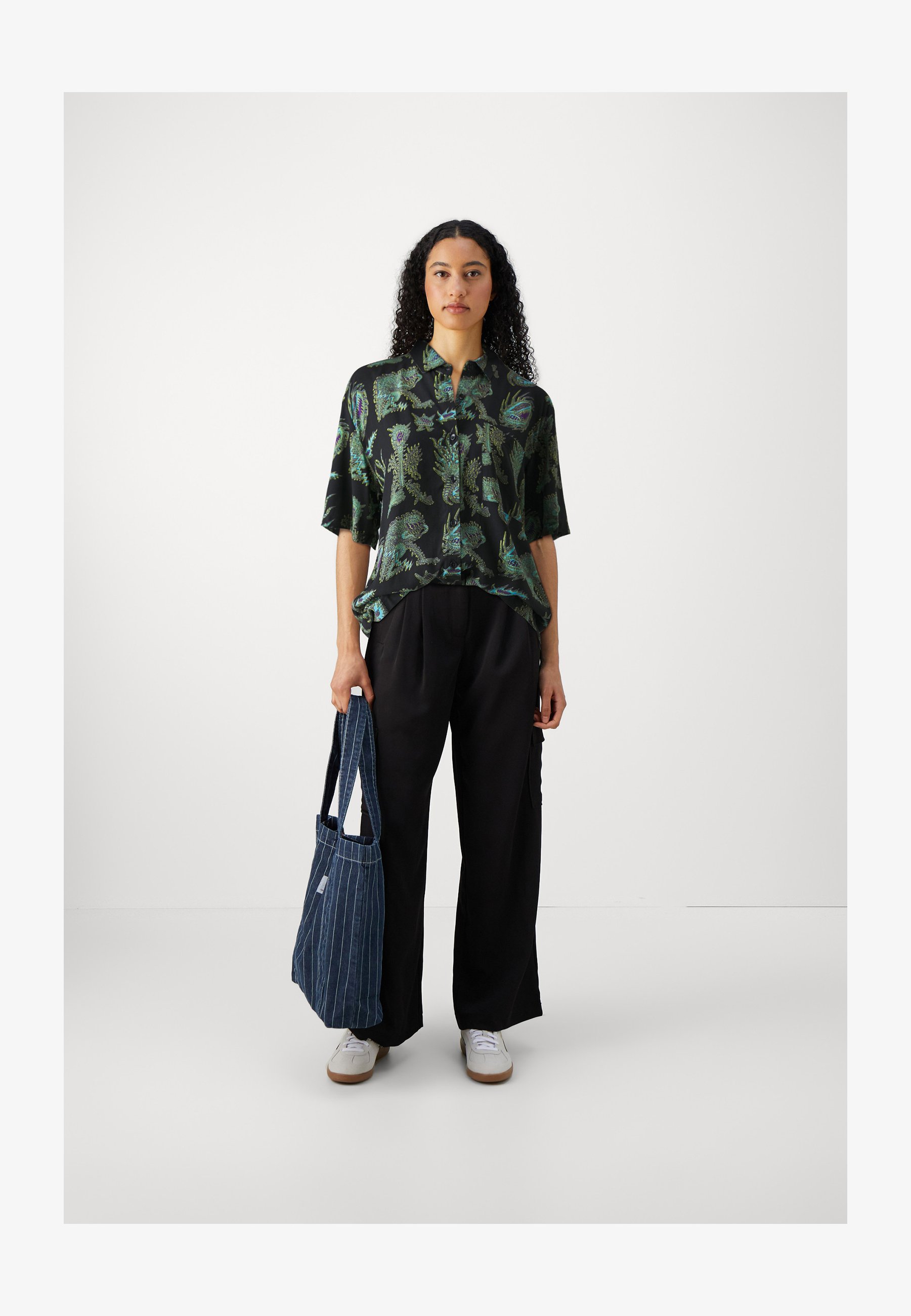 Volcom Fa Tetsunori Camicia Uomo A Maniche Corte, Botton Down, Con Tasca Sul Petto, Stampa Esclusiva Tetsunori Tawaraya, Vestibilità Classica