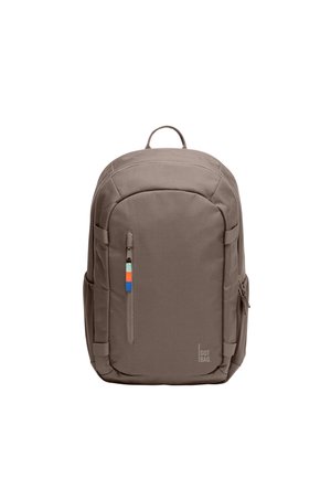 Brun GOT BAG rygsæk med forreste lynlåslomme med små blå, orange og grønne faner, sidelommer i net og topbærerhåndtag.