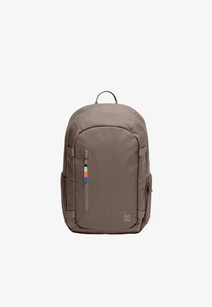Brun GOT BAG rygsæk med forreste lynlåslomme med små blå, orange og grønne faner, sidelommer i net og topbærerhåndtag.