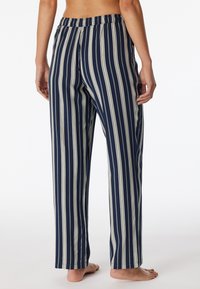 Navy- och krämrandiga pyjamasbyxor med elastisk midja, rak bendesign och en mjuk tygstruktur.