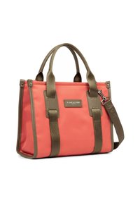 Sac fourre-tout corail avec des accents marron, présentant une forme structurée, des poignées doubles, une bandoulière détachable et une plaque logo texturée à l'avant.