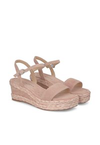 Sandali con zeppa in suede rosa chiaro, dotati di due fasce larghe e cinturino alla caviglia regolabile. Piattaforma avvolta in juta per un tocco di texture e un maggiore altezza.
