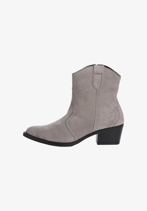 Botas de vaquero de ante gris con punta afilada, costuras decorativas y un tacón negro sólido y bajo. Cierre de cremallera lateral para ponerlas y quitarlas fácilmente.