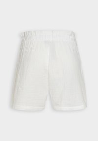 Shorts bianchi e strutturati con vita elastica. Il tessuto ha un aspetto stropicciato, offrendo un design leggero e traspirante.