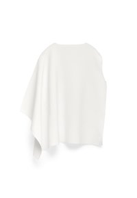 Biała, luźna bluzka o minimalistycznym designie. Miękki materiał, okrągły dekolt, asymetryczny dół z eleganckim drapowaniem. Brak widocznych zapięć.