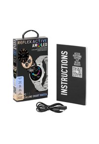 De verpakking van het smartwatch bevat een rechthoekige doos met een zwart ontwerp, zilveren en kleurrijke accenten, een USB-oplaadkabel en een zwart instructieboekje.