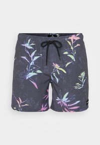 Čierne plavky s kvetinovým vzorom v pastelových farbách. Obsahujú elastický pás so šnúrkou a malú nášivku s logom.