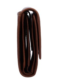 Portefeuille en cuir marron plié avec plusieurs compartiments visibles et coutures, présenté de côté sur fond blanc.