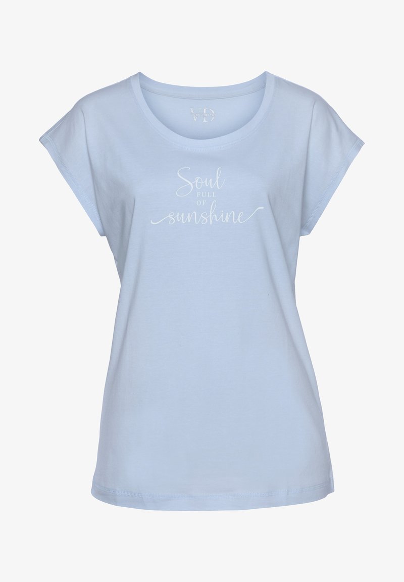 Šviesiai mėlyna trumpa rankovė t-marškiniai pagaminti iš švelnios medvilnės, ant priekinės pusės raudonuojami žodžiai „Siela pilna saulės šviesos“ balta kursyvine šriftu.