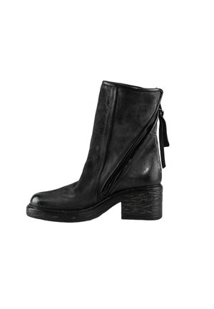 Bottine en cuir noir avec fermeture éclair latérale, bout arrondi et talon épais de hauteur moyenne sur fond blanc.