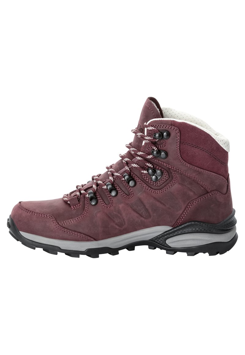 Stivale da trekking bordeaux con upper in pelle scamosciata, colletto imbottito, accessori in metallo neri e suola in gomma grigia, caratterizzato da una superficie testurizzata e lacci a contrasto.
