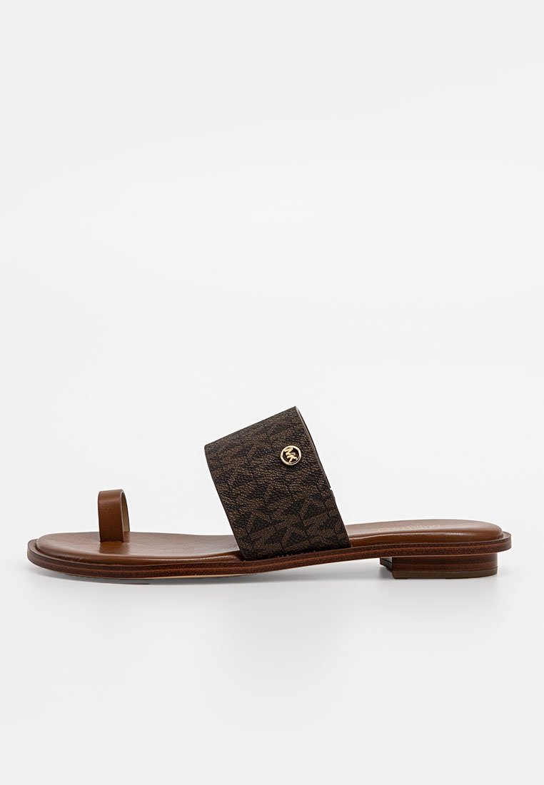 Sandale plate marron avec une large sangle en tissu arborant un logo et une semelle en cuir lisse. Design minimaliste avec un talon bas.