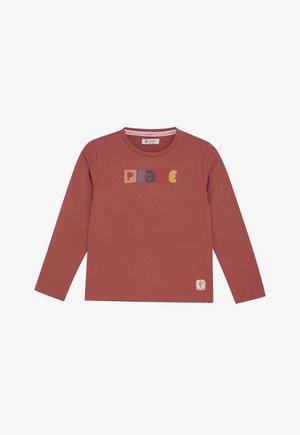 Camisa de niño de manga larga color óxido con letras multicolores que dicen "PAZ" en el pecho y un pequeño parche de cactus cerca del dobladillo.