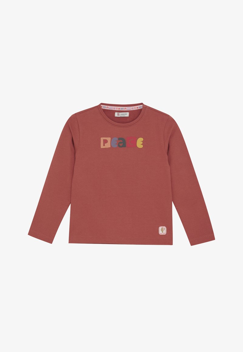 Langärmliges, rostfarbenes Kindershirt mit mehrfarbigen "PEACE"-Buchstaben auf der Brust und einem kleinen Kaktus-Patch nahe dem Saum.