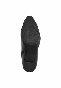 Chaussure noire avec un dessus en cuir lisse et un bout pointu. Présente une semelle en caoutchouc avec un motif géométrique pour une traction et une flexibilité optimales.