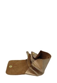 Pochette pliante en cuir marron avec boutons-pression dorés, partiellement ouverte, montrant une doublure intérieure texturée et plusieurs compartiments.