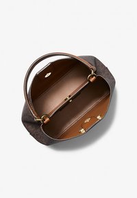 Bolso de mano de cuero marrón con una forma estructurada y herrajes dorados. Cuenta con un exterior oscuro con patrón y un interior marrón claro con compartimentos.