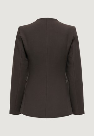 Blazer marron sur mesure à manches longues, tissu lisse, silhouette ajustée, détails minimalistes, sans éléments métalliques visibles ni motifs.