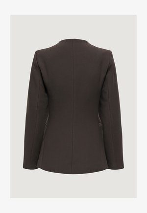 Blazer marron sur mesure à manches longues, tissu lisse, silhouette ajustée, détails minimalistes, sans éléments métalliques visibles ni motifs.